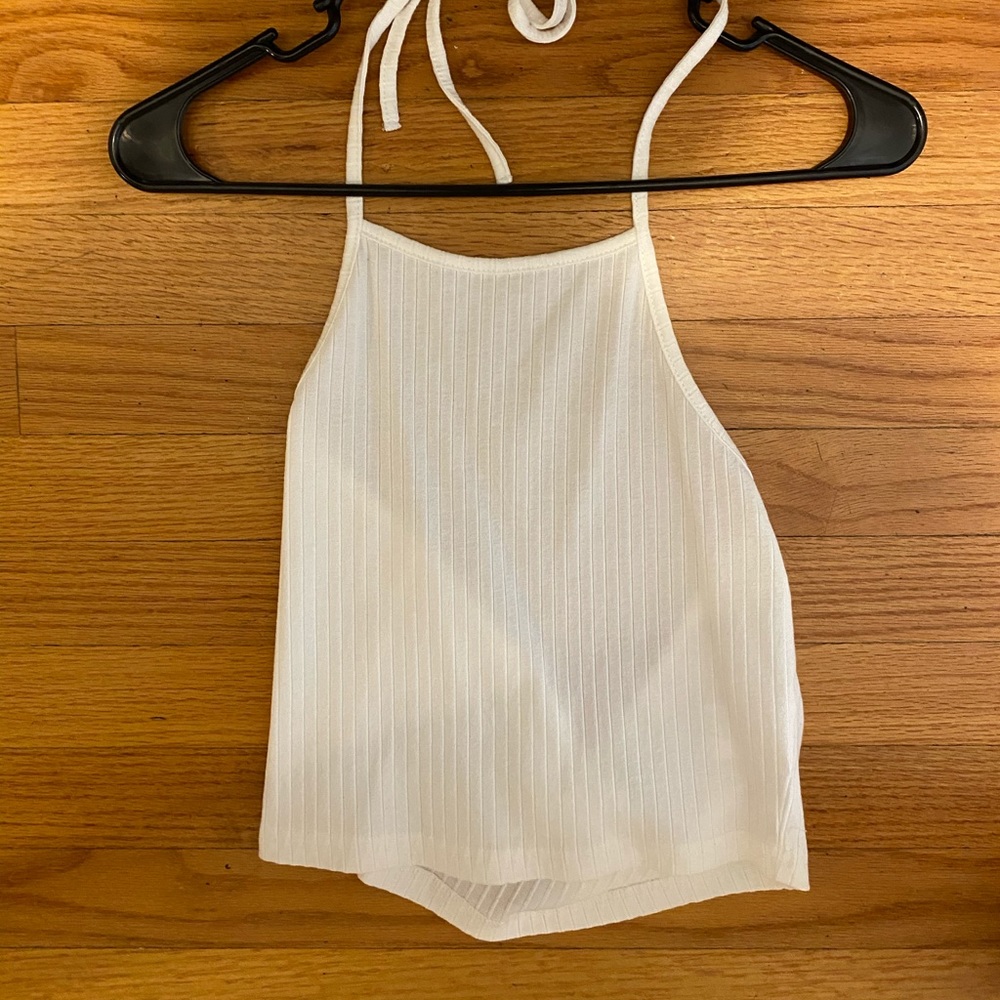 white sleeveless tank top